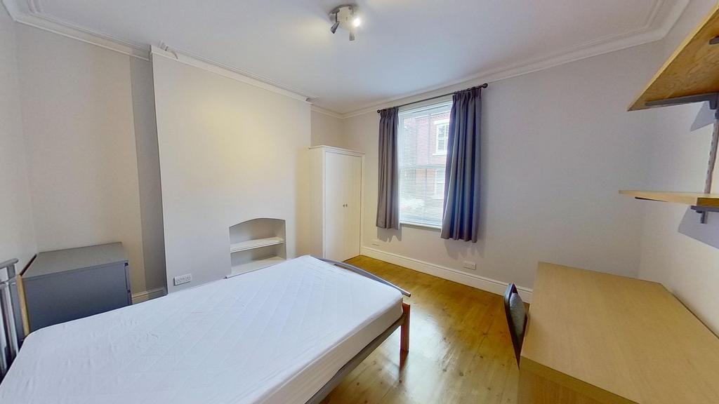 Bright, neutrally decorated double bedroom feat...