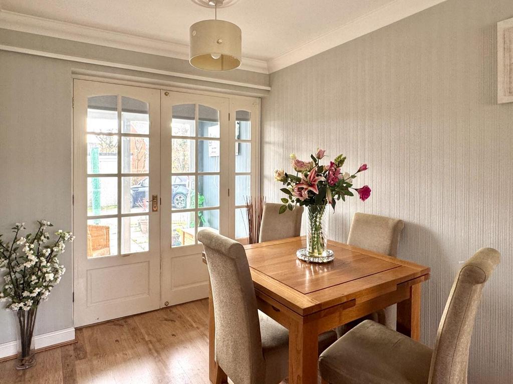 Lounge/Dining Room