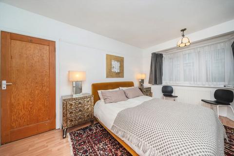 2 bedroom flat for sale, Ravenscroft Road, London W4