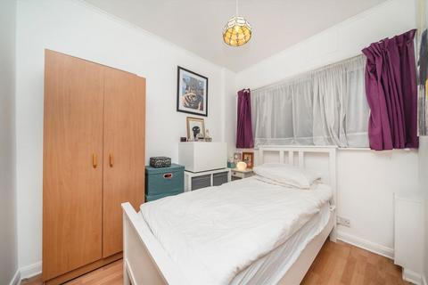 2 bedroom flat for sale, Ravenscroft Road, London W4
