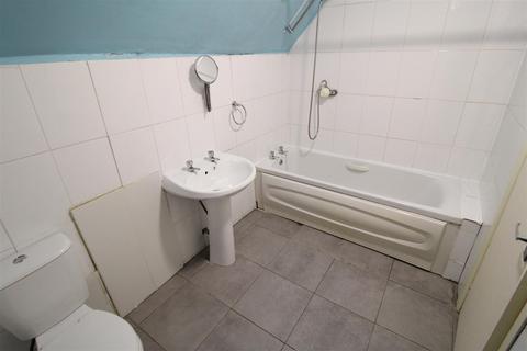 2 bedroom flat to rent, New Hey Road, Huddersfield HD3