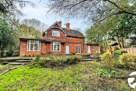2 bedroom detached house to rent, Church Path, Swanley, Kent, BR8