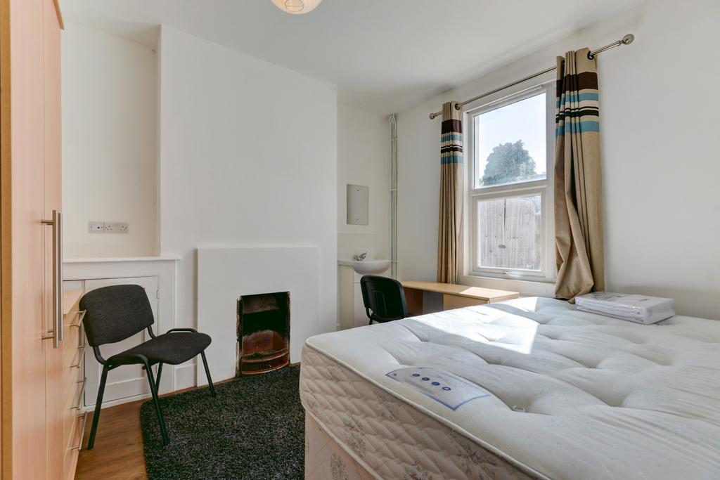 A bright and well-maintained double bedroom fea...