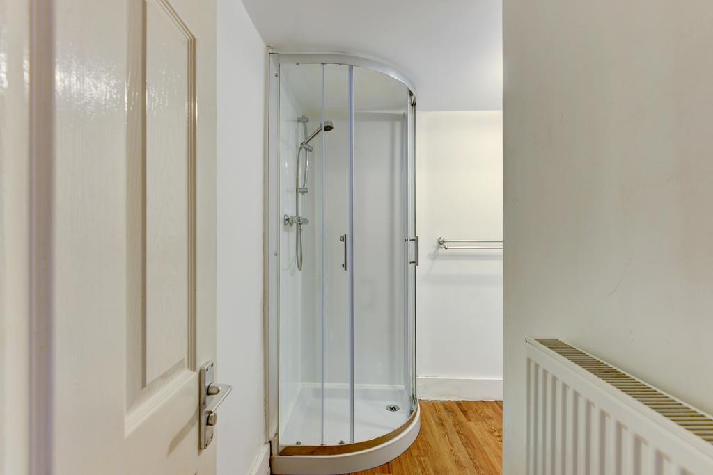 A clean and neatly maintained bathroom featurin...