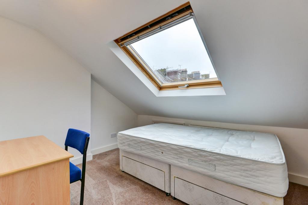 A cozy bedroom featuring a comfortable double b...