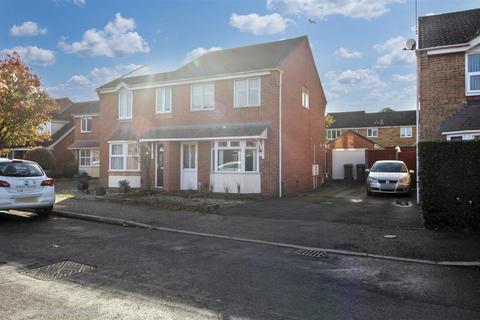 3 bedroom semi-detached house to rent, Maple Drive, Taverham NR8