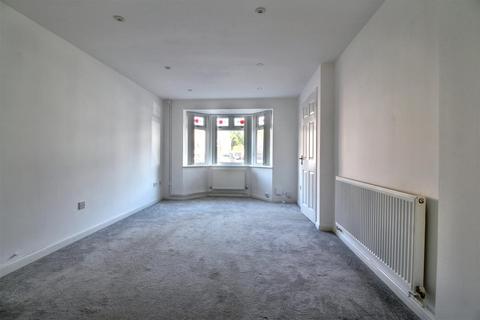 3 bedroom semi-detached house to rent, Maple Drive, Taverham NR8
