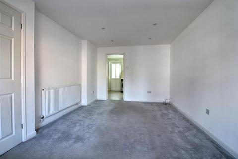 3 bedroom semi-detached house to rent, Maple Drive, Taverham NR8