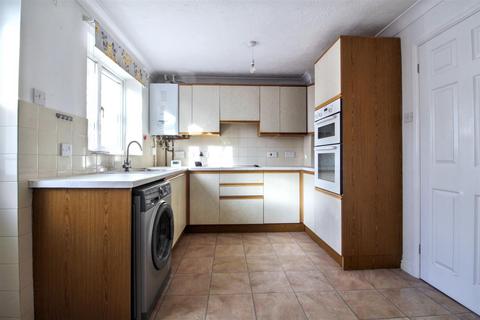 3 bedroom semi-detached house to rent, Maple Drive, Taverham NR8