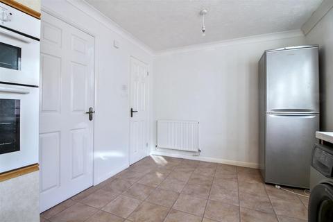 3 bedroom semi-detached house to rent, Maple Drive, Taverham NR8