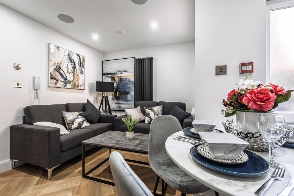 Modern and inviting living room featuring a com...