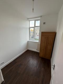3 bedroom flat to rent, Romford Road, London E7