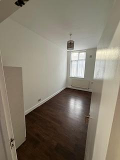 3 bedroom flat to rent, Romford Road, London E7
