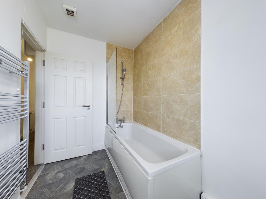 A spacious and well-maintained large bathroom f...
