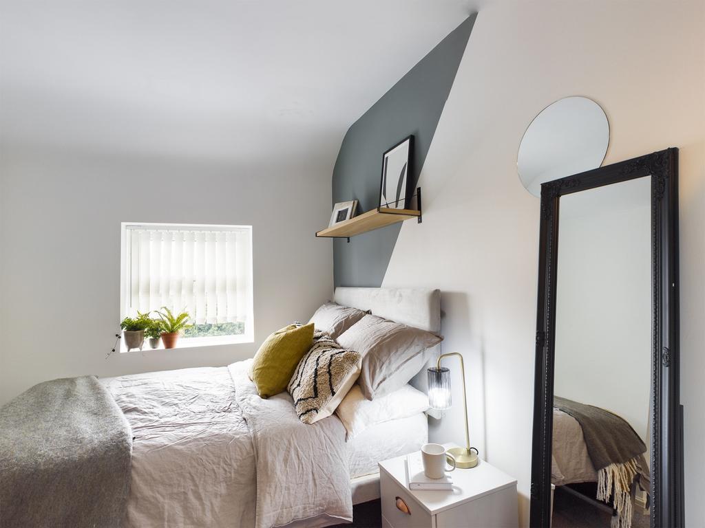 A stylish and well-maintained double bedroom fe...