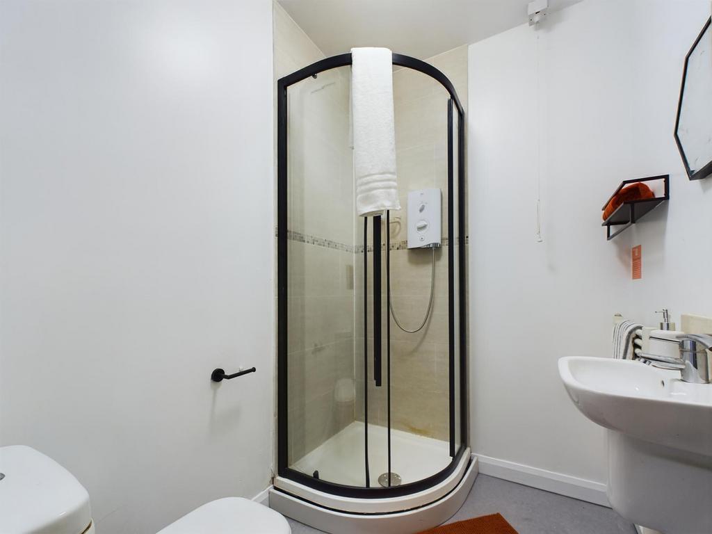 A modern and clean bathroom featuring a spaciou...