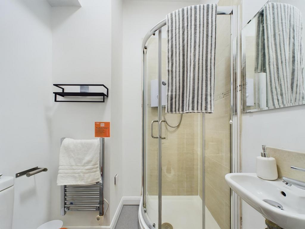 A modern and clean bathroom featuring a spaciou...