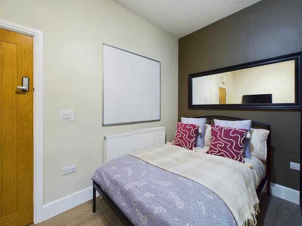 A cozy and well-maintained double bedroom, perf...