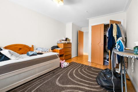 3 bedroom apartment for sale, Capri House, Lynton Court, Cardiff