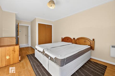 3 bedroom apartment for sale, Capri House, Lynton Court, Cardiff