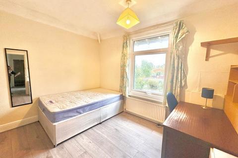 5 bedroom semi-detached house to rent, Langhorn Road, Southampton