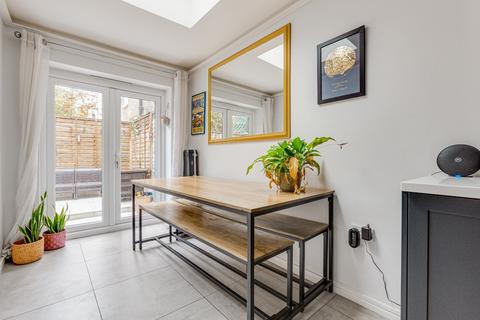 2 bedroom flat for sale, Harwood Road, London