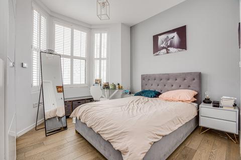 2 bedroom flat for sale, Harwood Road, London