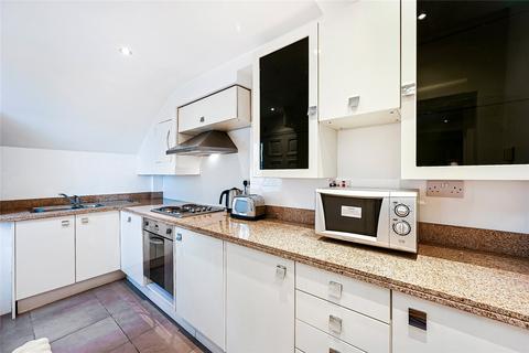 Studio to rent, Trebovir Road, Earls Court, London