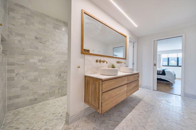 En Suite to Bedroom