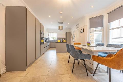 4 bedroom semi-detached house for sale, HONITON ROAD, Southend-On-Sea