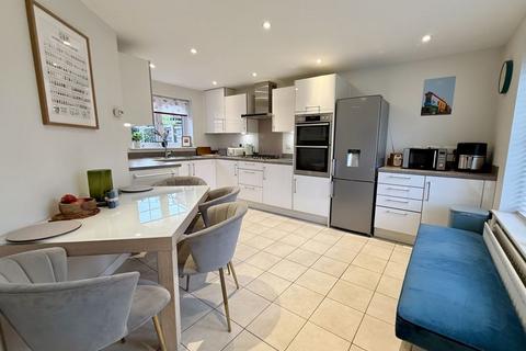 3 bedroom semi-detached house for sale, Charlwood Drive, Henfield