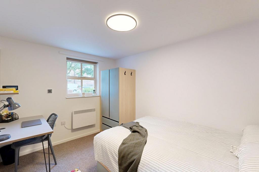 A clean and well-maintained single bedroom feat...
