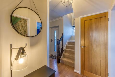 5 Nursery Drive, Wombourne, Wolverhampton, WV5 0BY