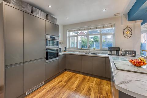 5 Nursery Drive, Wombourne, Wolverhampton, WV5 0BY