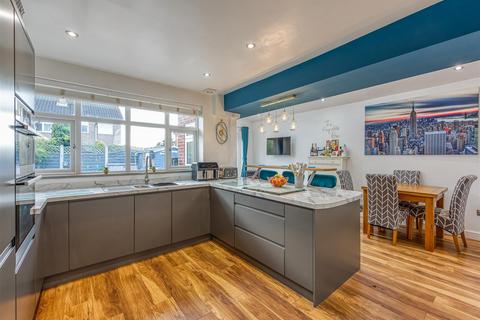 5 Nursery Drive, Wombourne, Wolverhampton, WV5 0BY
