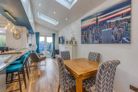 5 Nursery Drive, Wombourne, Wolverhampton, WV5 0BY