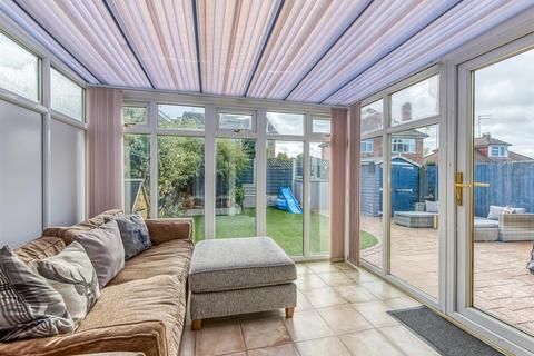 5 Nursery Drive, Wombourne, Wolverhampton, WV5 0BY