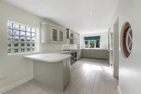 4 bedroom detached house for sale, London Road, West Malling ME19