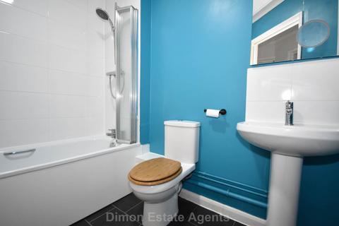 2 bedroom flat for sale, Redlea Court, Military Road, Gosport