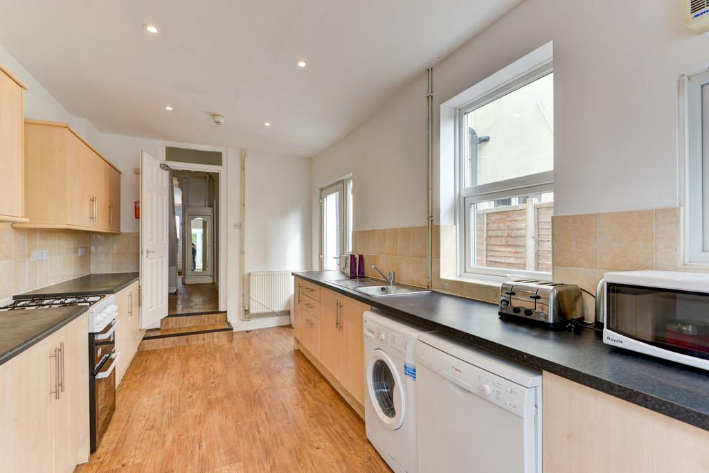 Bright and spacious kitchen with modern applian...