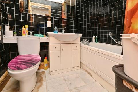 3 bedroom flat for sale, Stonegrove, Edgware HA8