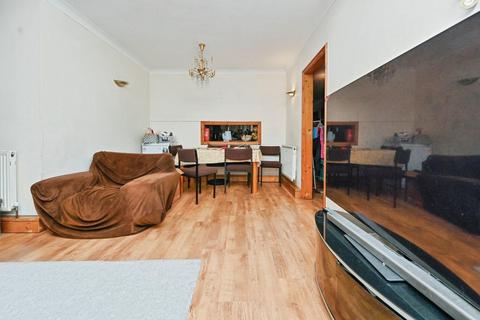 3 bedroom flat for sale, Stonegrove, Edgware HA8