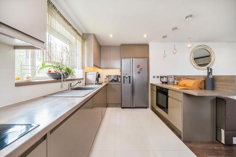 2 bedroom flat for sale, Elmwood Avenue, Feltham TW13