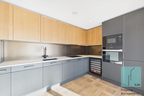 3 bedroom flat to rent, 3 Boxwood Gardens, London E1W