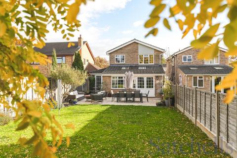 4 bedroom detached house for sale, Swanbourne Close, Biggleswade, SG18