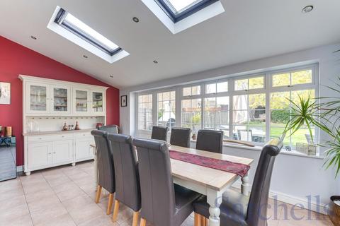 4 bedroom detached house for sale, Swanbourne Close, Biggleswade, SG18