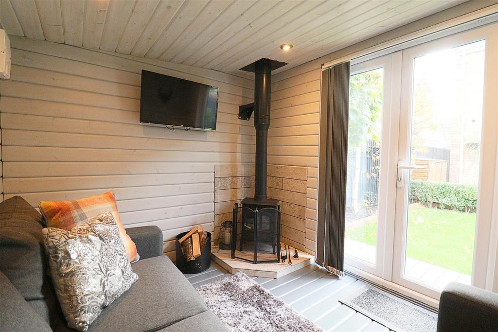 Luxury garden lodge