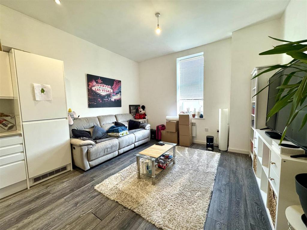 Living Room pic 4.jpeg