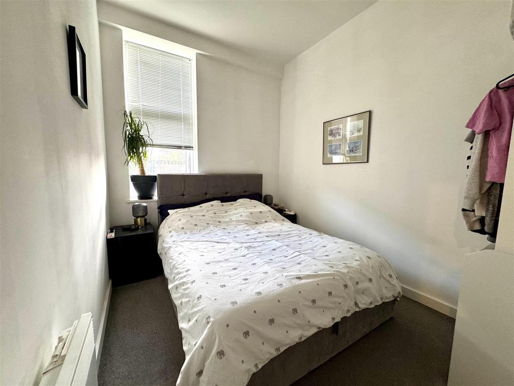 Bedroom 1 pic 1.jpeg