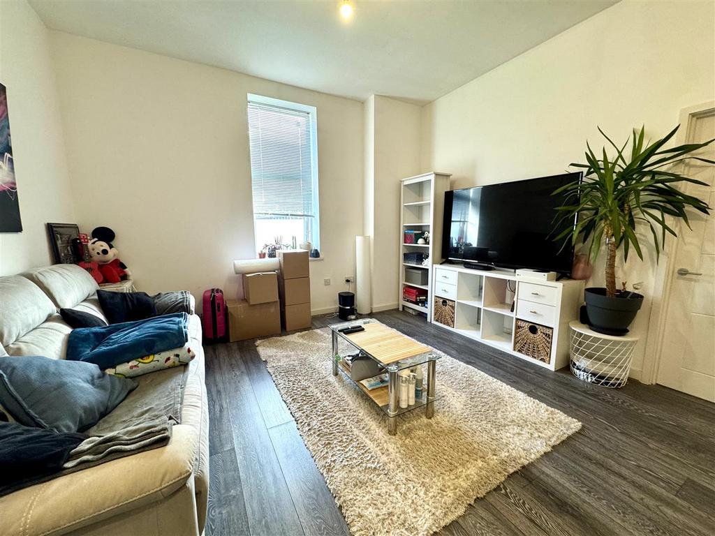 Living Room pic 2.jpeg